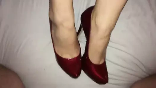 Cumming üzerinde ona kırmızı yüksek topuklu