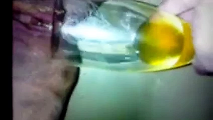 Lizzie 41, düğün bardağına işiyor