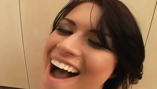 Seksi Angelina her iki delikten sert sikişten sonra memelerinden döl yalıyor