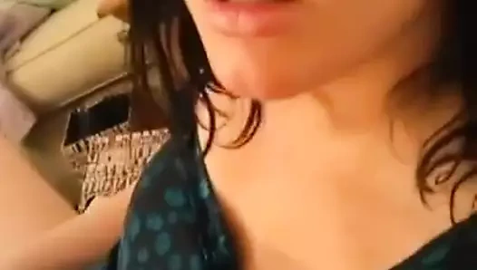 Abbey oynuyor ona ıslak kedi