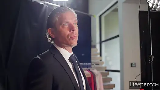 Derin. Seksi model Azul müşterisine yaramaz tarafını gösteriyor