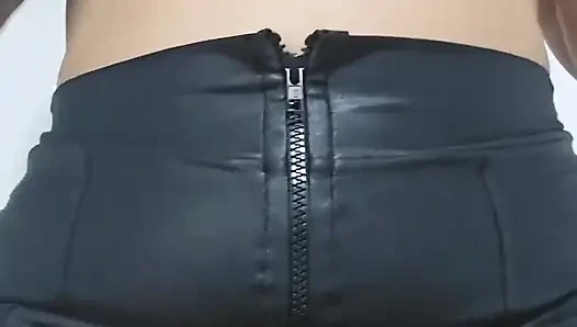 Kıllı amcıkla dolu küçük amcık ve büyük yarağa oturmayı seviyor