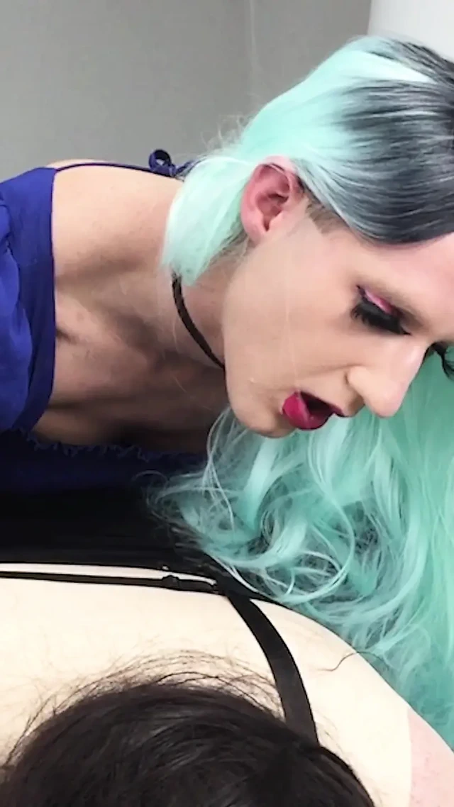 Kadın kılıklı Daisy Bailey Wilde tarafından emiyor ve sikiliyor - derleme 4