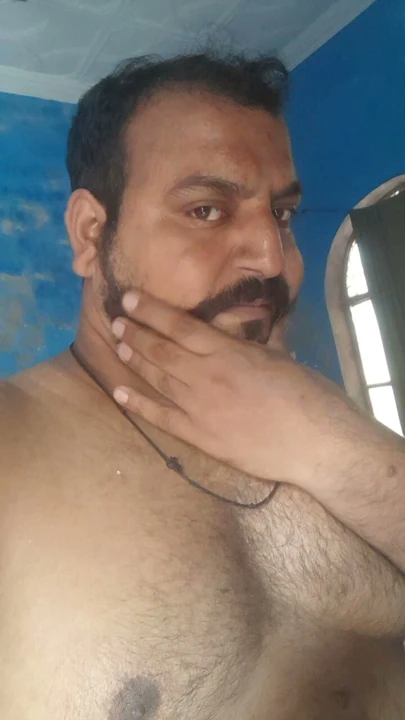 Genç adam komşusu MILF kadını beceriyor. Kadın ondan masaj istiyor