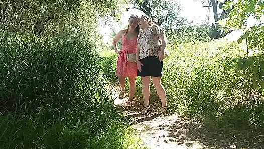 İki kadın kız ve olgun orta yaşlı seksi kadın herkesin içinde yol kenarında işeyen kırmızı külot çıkardı açık havada çiş lezbiyenler öpüşüyor