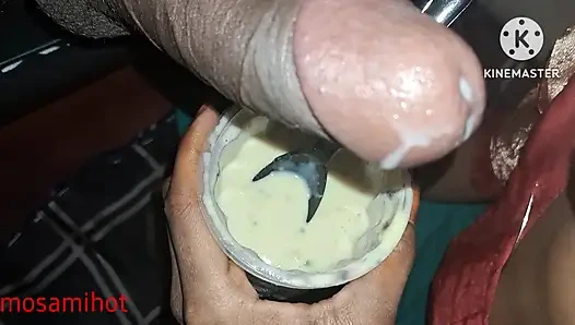Köyün baldızı süte krem koyuyor ve arazinin ağzına koyuyor.