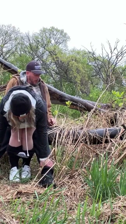 Yağmurda açık havada tombul orta yaşlı seksi kadınlar çalıya boşalıyor | Klip 1