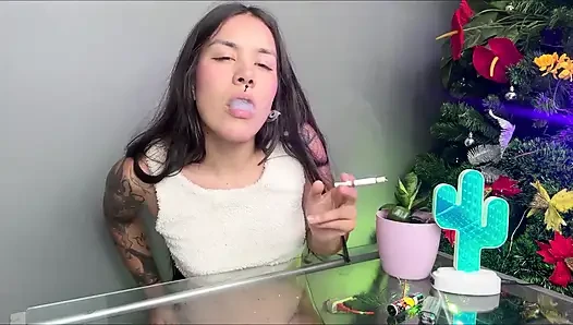 Asi kız size purosunu sunuyor