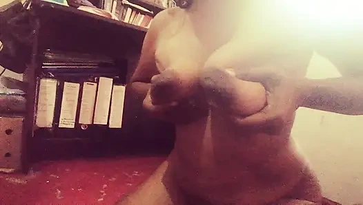 Seksi üvey anne Tina üvey oğlu için giyiniyor