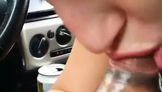 Kleiner Schwanz samt der Nutte ins Maul im Auto!