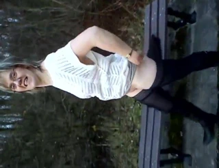 elle montre son cul en pleine nature