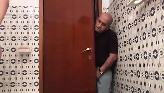 Yaşlı ucubeler #3 - yaşlı domuz banyo yaparken beni izliyor