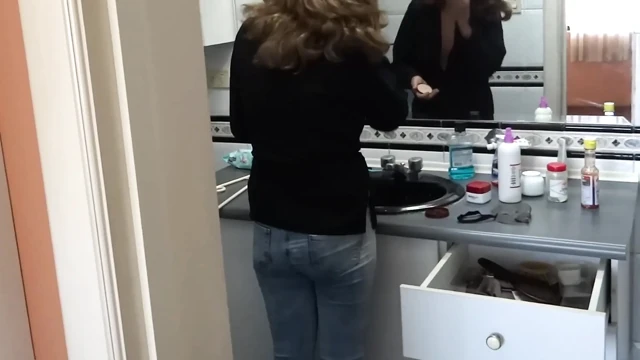 Ben iç çamaşırlı giyinip gösteriş yaparken üvey oğlum beni kaydediyor, o beni sikmek istiyor