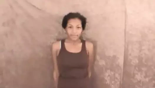 Zenci genç güzel beyaz yarağa sakso çekiyor