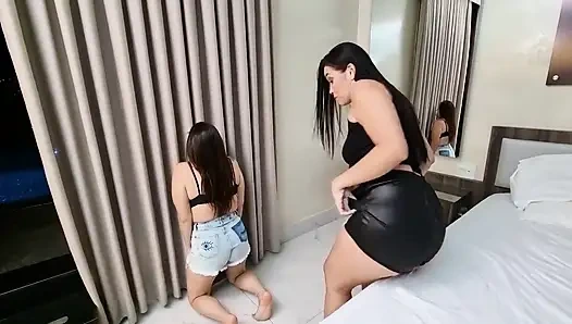 Deri şortla yüze oturma - Kyara ve Lily