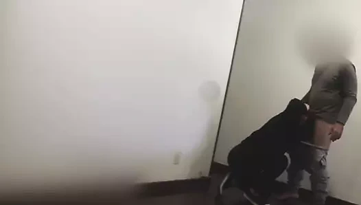 Evli kadın kocası onun spor salonunda olduğunu düşünürken komşusunun evinde yarak emiyor.