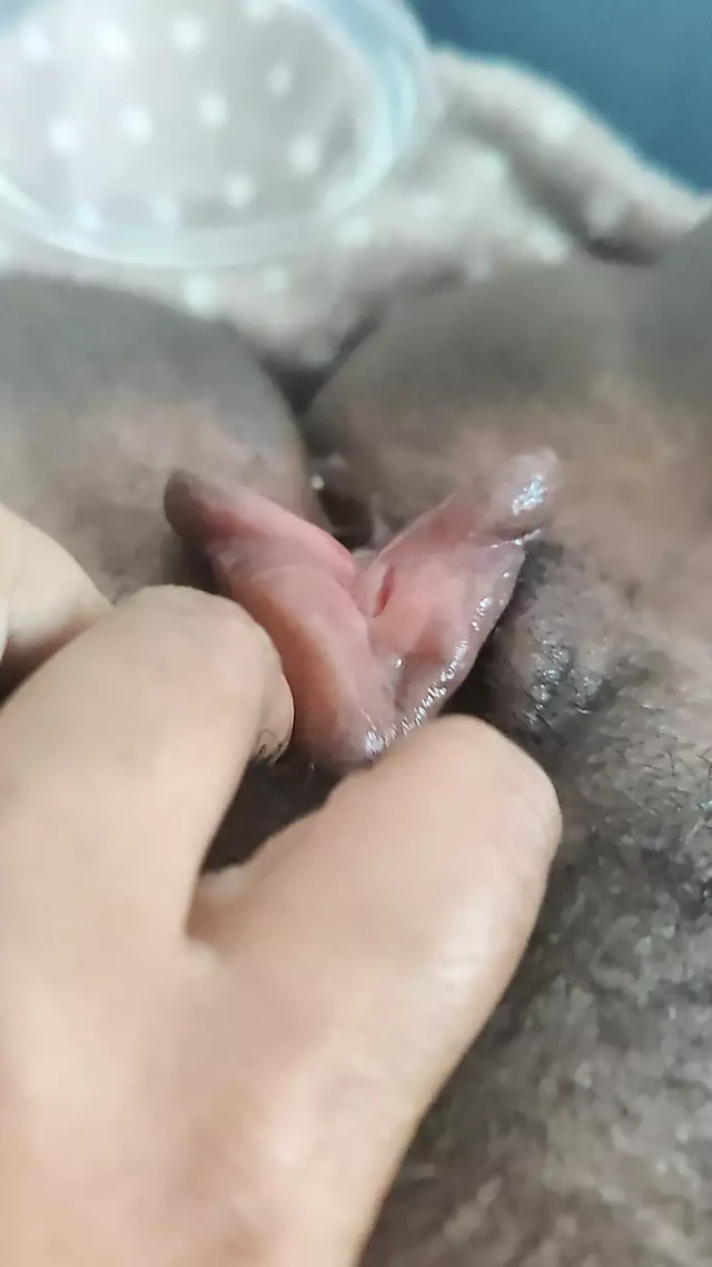 Cumartesi amcığım iyi sikilmiş deliğimi pompalıyor