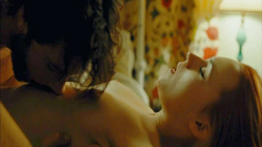 Aura garrido çıplak ve kaba seks eylemleri