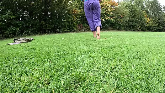 Beyaz çoraplı kız açık havada ayaklara tapıyor