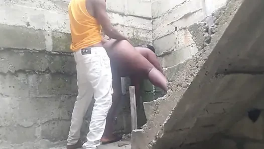 Tamamlanmamış bir binada beni sikmesi için komşumu baştan çıkarıyorum