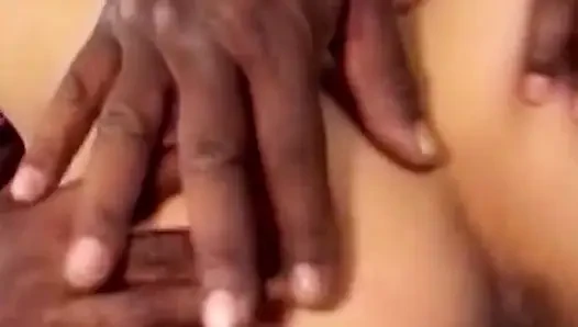 Azgın zenci orta yaşlı seksi kadın büyük bir büyük zenci yarağına biniyor ve ateşli dölle doluyor
