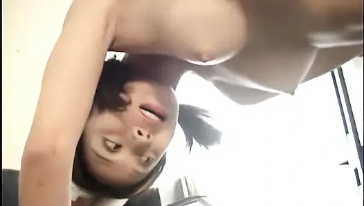 Filipinli orospu arkadaşına oral seks yapıyor ve hepsini emiyor