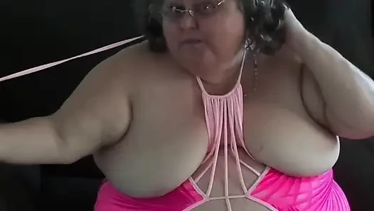Sevimli pembe taytlı hemşire Vicki tek parça soyunuyor, karnını ovuyor ve senin için mastürbasyon yapıyor!