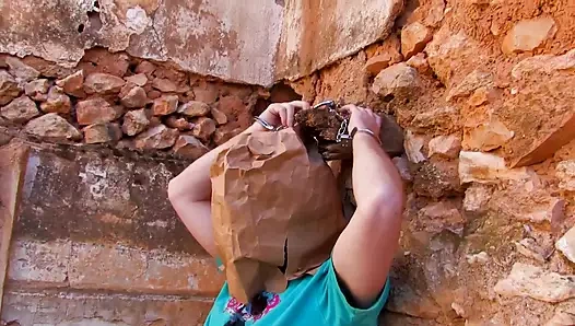 Taze kız Naty Pink koyu saçlı bir fahişe almayı seviyor