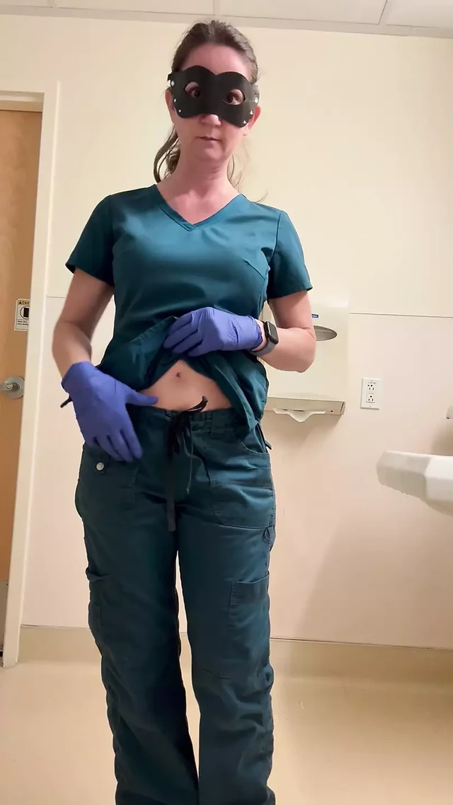 Моя маленькая игрушка для траха на работе