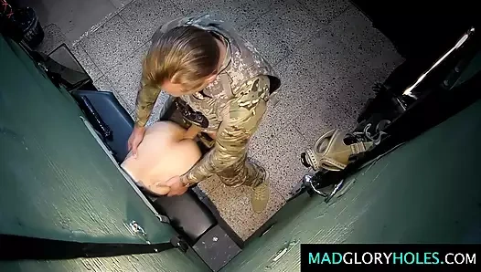 18 yaşındaki esmer kulüpte iki yabancı adam için erkek arkadaşını değiştiriyor