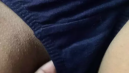 Hintli üvey annenin hayatı sekssiz hale geldi, bu yüzden üvey oğlunun büyük götünü götüne sokmaya karar veriyor