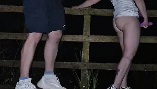 Gece geç saatlerde plajda yürüyüşte üvey babamın arkadaşını siktim