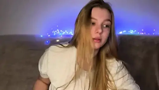 Jucielussie seksi elbisesiyle sıkı amcığını parmaklıyor