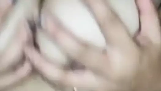 Mastürbasyon yapmak ve sonunda boşalmak için parmaklarımı kedime koydum