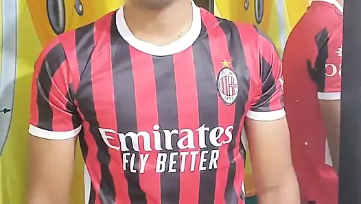 Genç kız kendini şımartıyor