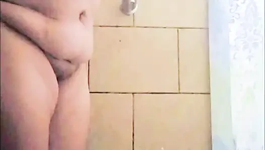 Olgun nine güzel bir duş alıyor