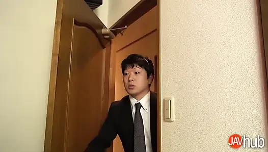 Kocası azgın Yuu Shinna'yı aldatıyor ve sonra onu sikiyor