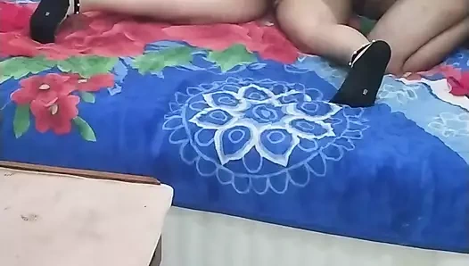 Karım götünü sallayarak ve heyecanlanıp beni heyecanlandırıyor ve onu sikiyorum ve tahrik ediyorum