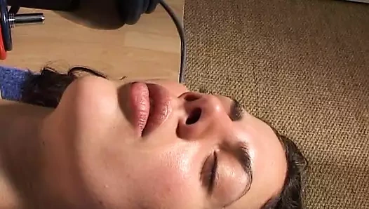 Fransız genç kız spor salonunda kendisiyle oynuyor