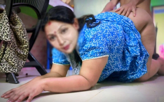 Hintli desi ateşli teyze sabah amcası evde yokken mutfakta yemek yaparken komşu adam tarafından sikiliyor