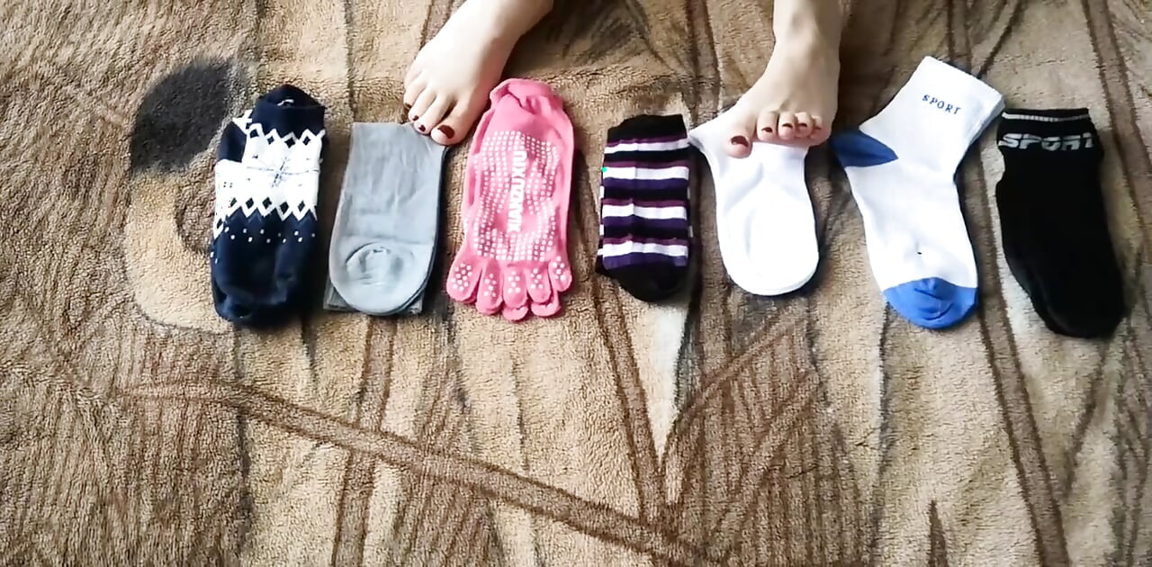 Oğluma çorap içinde bir footjob verdi