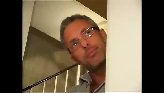 Ateşli lezbiyen amcık yiyor ve üçlü sikişiyor