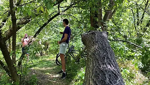 Ormanda oral seks yapıyor