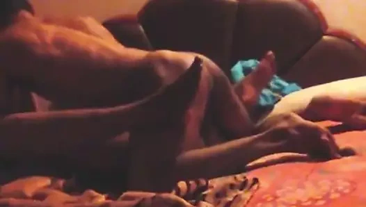 Ağır kalça kız arkadaşım ishitaa üzerinde itme