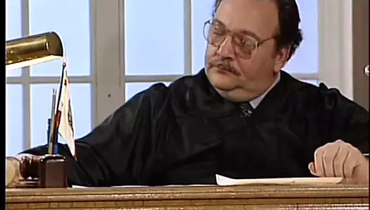 Klasik güzel küçük memeler esmer havalı odada genç adam ile anal yapar