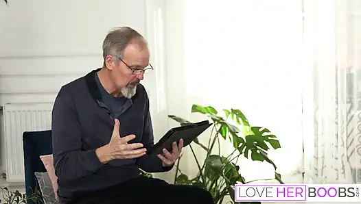 Büyük memeli zenci bebek Thayana Babyy dilf tarafından sikiliyor