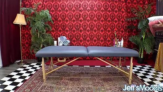 Chloe Klein masörün yarağını emiyor ve şişman amcığını ovuyor