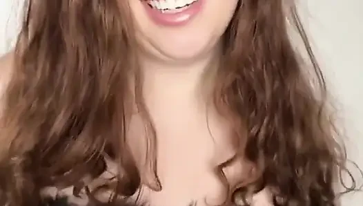 Derili orta yaşlı seksi kadın domme kadın kılıklı oğlan rol oyununu çıkarıyor