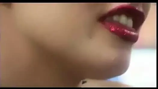 Büyük memeli esmer yuvarlak götünü domaltarak siktiriyor