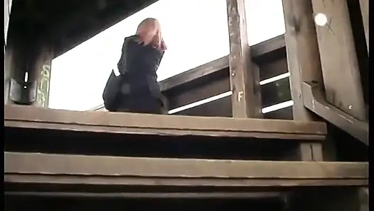 Azgın kız açık havada tıraşlı amına uzun bir dildo sokuyor